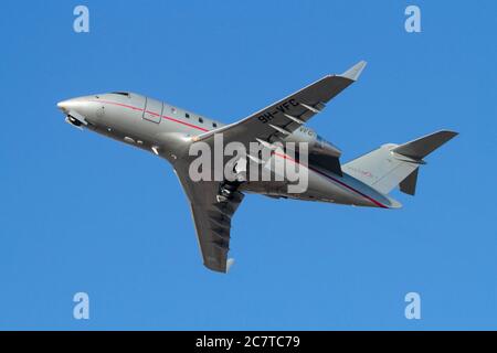 Bombardier Challenger 605 business jet appartenente alla compagnia di charter privata Vistajet ha mostrato arrampicata al decollo Foto Stock