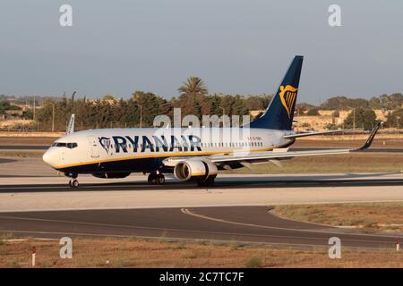 Aereo Ryanair. Boeing 737-800 aereo jet passeggeri volato dalla compagnia aerea a basso costo Ryan Air sulla pista dopo l'arrivo a Malta Foto Stock