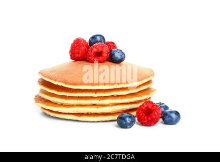 Frittelle dolci con frutti di bosco su sfondo bianco Foto Stock