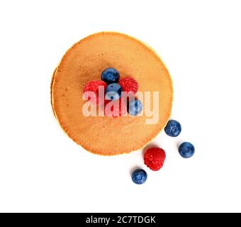 Frittelle dolci con frutti di bosco su sfondo bianco Foto Stock