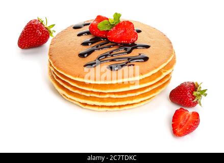 Frittelle dolci con frutti di bosco su sfondo bianco Foto Stock