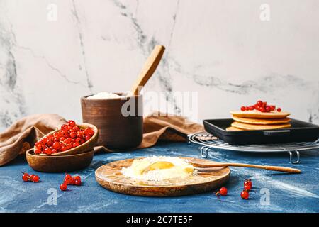 Ingredienti per pancake sul tavolo Foto Stock