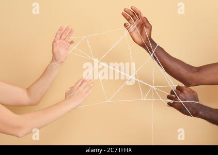 Mani di donna caucasica e di uomo afroamericano su sfondo a colori. Concetto di razzismo Foto Stock