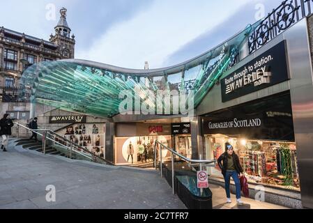 Ingresso al Waverley Mall e alla stazione ferroviaria di Waverley, la stazione principale di Edimburgo, la capitale della Scozia, parte del Regno Unito Foto Stock