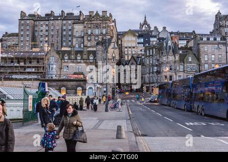 Waverley Bridge a Edimburgo, la capitale della Scozia, parte del Regno Unito Foto Stock