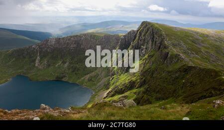 Vista estiva di Llyn Cau e le suggestive scogliere sotto il sentiero Minffordd salita Cadair Idris Foto Stock