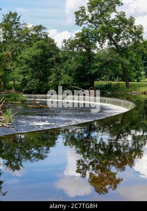Le Horseshoe Falls Weir a Llantysilio, costruite da Thomas Telford nel 1808 sul fiume Dee vicino a Llangollen Powys Wales Foto Stock