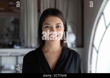 Immagine del profilo di una donna indiana sorridente in ufficio Foto Stock