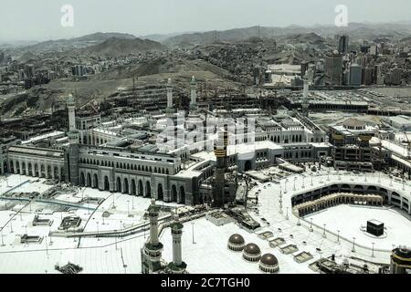 Mecca, Arabia Saudita. 19 luglio 2020. Una vista generale sulla Grande Moschea vuota della Mecca (al-Masjid al-Haram), il luogo più sacro dell'Islam che ospita il pellegrinaggio annuale Hajj. Il Ministero dell'Arabia Saudita di Hajj e Umrah ha annunciato che il pellegrinaggio di quest'anno si svolgerà 'con un numero molto limitato' di persone che già risiedono in Arabia Saudita. Credit: Islam Marey/dpa/Alamy Live News Foto Stock