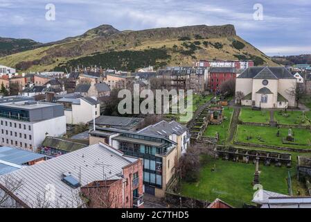 Kirk del Canongate e cimitero di Edimburgo, la capitale della Scozia, parte del Regno Unito, vista con Holyrood Park sullo sfondo Foto Stock