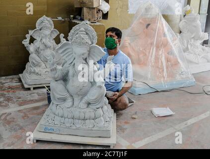 Mumbai, India. 19 luglio 2020. Un operaio dipinge un idolo di elefante indù guidato dio Ganesh durante il festival. Ganesh Chaturthi, conosciuto anche come Vinayaka Chaturthi, è un festival indù che celebra l'arrivo di Lord Ganesha sulla terra da Kailash Parvat con la sua madre Dea Parvati/Gauri. Credit: SOPA Images Limited/Alamy Live News Foto Stock