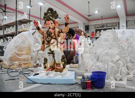 Mumbai, India. 19 luglio 2020. Un operaio dipinge un idolo di elefante indù guidato dio Ganesh durante il festival. Ganesh Chaturthi, conosciuto anche come Vinayaka Chaturthi, è un festival indù che celebra l'arrivo di Lord Ganesha sulla terra da Kailash Parvat con la sua madre Dea Parvati/Gauri. Credit: SOPA Images Limited/Alamy Live News Foto Stock