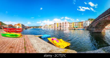 Sorprendente paesaggio urbano della città di Bosa con il ponte Vecchio sul fiume Temo. Argine fluviale con tipiche case italiane colorate. Posizione: Foto Stock