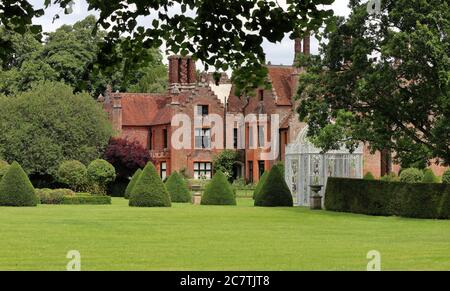 Inglese Medievale Manor House e giardino Foto Stock