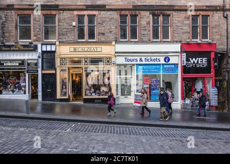 Negozi su High Street, parte del Royal Mile a Edimburgo, capitale della Scozia, parte del Regno Unito Foto Stock