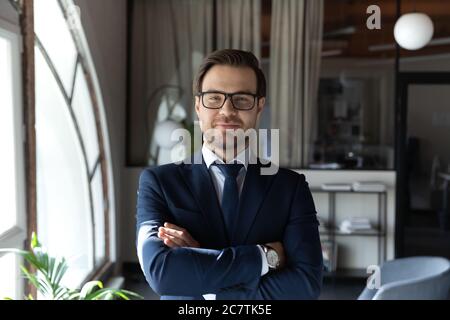 Immagine del profilo di un uomo d'affari sicuro che posa sul posto di lavoro Foto Stock