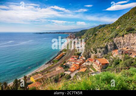 Acque blu acquamarine di mare vicino alle località di Taormina e al vulcano Etna. Baia Giardini-Naxos, costa del Mar Ionio, Taormina, Sicilia, Italia. Foto Stock