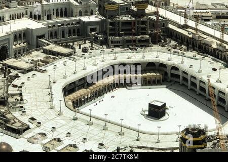 Mecca, Arabia Saudita. 19 luglio 2020. Una vista generale sulla Grande Moschea vuota della Mecca (al-Masjid al-Haram), il luogo più sacro dell'Islam che ospita il pellegrinaggio annuale Hajj. Il Ministero dell'Arabia Saudita di Hajj e Umrah ha annunciato che il pellegrinaggio di quest'anno si svolgerà 'con un numero molto limitato' di persone che già risiedono in Arabia Saudita. Credit: Islam Marey/dpa/Alamy Live News Foto Stock