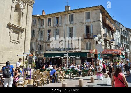 AVIGNONE, FRANCIA - 12 LUGLIO 2014: Scena di strada nel centro storico di Avignone. Avignone è una famosa e molto popolare tra le città turistiche in Provenza Foto Stock