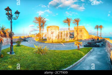 Splendida città serale della parte storica della città di Alghero. Fantastico mare Mediterraneo. Località: Alghero, Provincia di Sassari, Italia, Euro Foto Stock