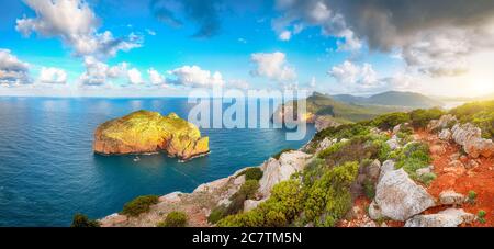 Splendida vista mattutina sull'isolotto di Foradada e sul capo Cacccia. Fantastico mare Mediterraneo. Ubicazione: Alghero, Provincia di Sassari, Italia, Europa Foto Stock