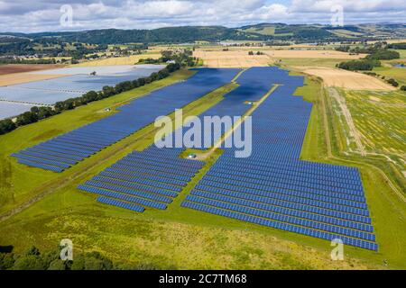 Veduta aerea della fattoria solare Errol vicino Perth in Scozia, Regno Unito. Gestito da Elgin Energy è la più grande azienda agricola solare della Scozia che genera 13MW dal 55,000 Foto Stock