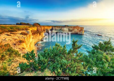 Pittoresco mare con scogliere rocciose e archi (faraglioni) a Torre Sant Andrea, Costa Salentana, Puglia, Italia Foto Stock