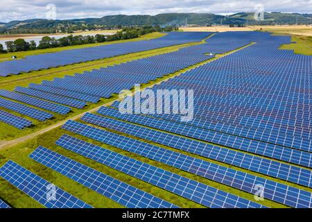 Veduta aerea della fattoria solare Errol vicino Perth in Scozia, Regno Unito. Gestito da Elgin Energy è la più grande azienda agricola solare della Scozia che genera 13MW dal 55,000 Foto Stock