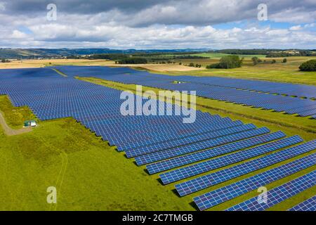 Veduta aerea della fattoria solare Errol vicino Perth in Scozia, Regno Unito. Gestito da Elgin Energy è la più grande azienda agricola solare della Scozia che genera 13MW dal 55,000 Foto Stock