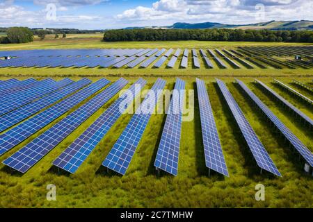 Veduta aerea della fattoria solare Errol vicino Perth in Scozia, Regno Unito. Gestito da Elgin Energy è la più grande azienda agricola solare della Scozia che genera 13MW dal 55,000 Foto Stock