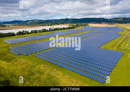 Veduta aerea della fattoria solare Errol vicino Perth in Scozia, Regno Unito. Gestito da Elgin Energy è la più grande azienda agricola solare della Scozia che genera 13MW dal 55,000 Foto Stock