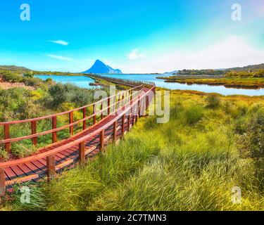 Alba da un passaggio pedonale alla spiaggia di Porto Taverna. Ubicazione: Loiri Porto San Paolo, provincia Olbia Tempio, Sardegna, Italia, Europa Foto Stock