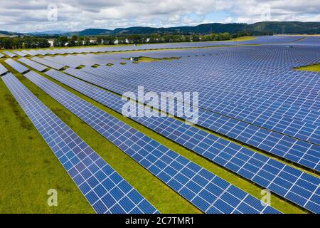 Veduta aerea della fattoria solare Errol vicino Perth in Scozia, Regno Unito. Gestito da Elgin Energy è la più grande azienda agricola solare della Scozia che genera 13MW dal 55,000 Foto Stock