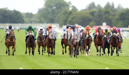 Happy Romance guidato da Sean Levey (centro), continua a vincere il Weatherbys Super Sprint all'ippodromo di Newbury. Foto Stock