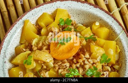 Farro Salad con Butternut e il pomodoro giallo primo piano Foto Stock