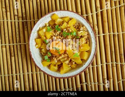 Farro Salad con Butternut e il pomodoro giallo primo piano Foto Stock