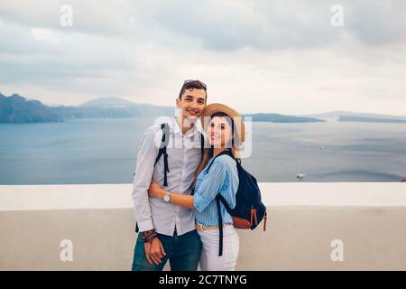 Coppia innamorata che si gode la luna di miele sull'isola di Santorini in Grecia al tramonto a Oia. Vacanze estive in viaggio Foto Stock