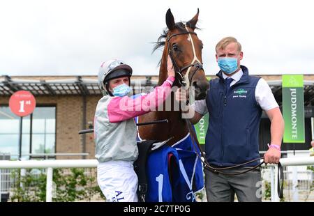 Aloha Star e jockey Chris Hayes con lo sposo Daniel Jones dopo aver vinto gli Airlie Stud Stakes (Gruppo 2) all'Ippodromo di Curragh. Foto Stock