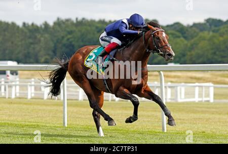 Global Giant guidato da Frankie Dettori vince il bet365 Steventon Stakes all'ippodromo di Newbury. Foto Stock