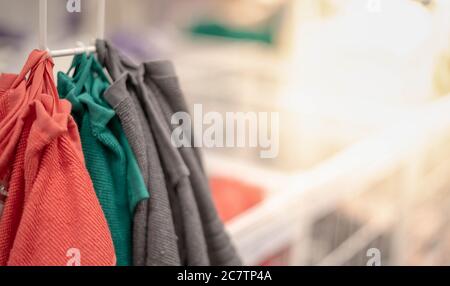 Molti asciugamani colorati appesi al chiosco nel supermercato. Per il cliente scegliere di utilizzare all'interno della casa, mostrare il colore con l'interio decorare Foto Stock