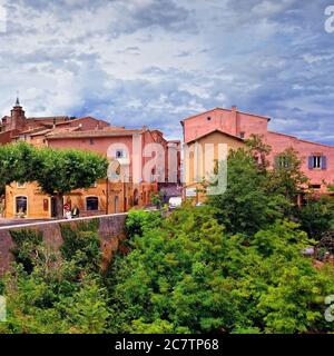 ROUSSILLON, FRANCIA - 07 LUGLIO 2014: Vista sul bellissimo borgo medievale di Roussillon. Roussillon ocra villaggio è incluso nella lista di 'il più bello Foto Stock