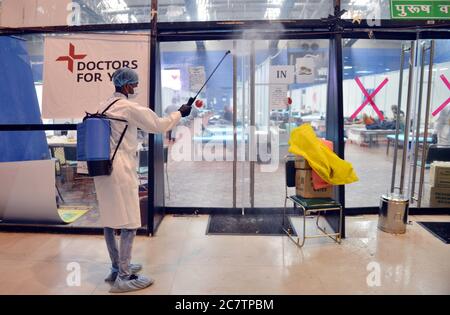 Nuova Delhi, India. 19 luglio 2020. Un lavoratore spray disinfettanti in un centro di cura COVID-19 a Nuova Delhi, India, 19 luglio 2020. India Domenica è stato testimone di un record di un salto di un giorno di 38,902 casi COVID-19 che ha spinto il suo conteggio a 1,077,618 tra cui 26,816 morti. Credit: Notizie dal vivo di Partha Sarkar/Xinhua/Alamy Foto Stock