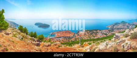 Vista panoramica aerea dell'isola di Lokrum e della città vecchia di Dubrovnik in una giornata di sole. Ubicazione: Dubrovnik, Dalmazia, Croazia, Europa Foto Stock