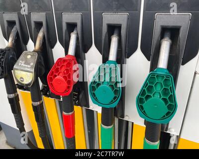 Viersen, Germania - 9 luglio. 2020: Vista degli ugelli del combustibile isolati in fila sulla pompa benzina Foto Stock