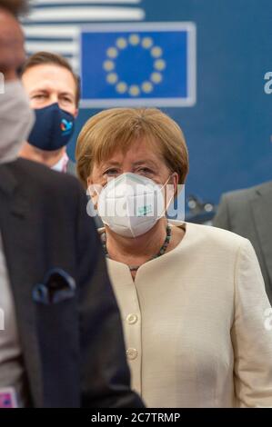 (200719) -- BRUXELLES, 19 luglio 2020 (Xinhua) -- la cancelliera tedesca Angela Merkel arriva alla sede centrale dell'UE a Bruxelles, Belgio, 19 luglio 2020. Un vertice speciale che riuniva i capi di Stato e di governo degli stati membri dell'Unione europea (UE) sabato non è riuscito a raggiungere un consenso sul suo bilancio pluriennale e su un ambizioso piano di ripresa volto a far uscire il blocco dalla crisi scatenata dalla pandemia del coronavirus. I leader si riuniranno domenica a mezzogiorno, ha detto su Twitter, a fine sabato sera, un portavoce del presidente del Consiglio europeo Charles Michel. Il vertice doveva correre f Foto Stock