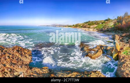 Vista fantastica mare azzurro che risplende dalla luce del sole. Scena mattutina spettacolare. Località Makauda, Sciacca. Sicilia, Italia meridionale, Europa Foto Stock