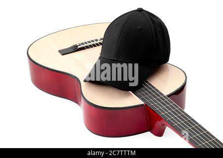 Cultura americana, canzone popolare e musica country con un cappello da baseball nero e una chitarra acustica isolata su sfondo bianco con clippin Foto Stock