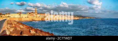 Meraviglioso paesaggio serale della parte storica della città di Alghero. Fantastico mare Mediterraneo. Ubicazione: Alghero, Provincia di Sassari, Italia, EUR Foto Stock