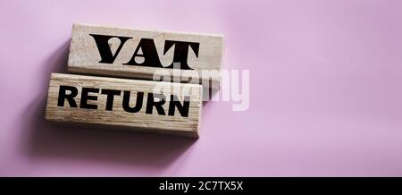 Testo della dichiarazione IVA valore aggiunto rendimento delle imposte sui blocchi di legno. Concetto finanziario Foto Stock