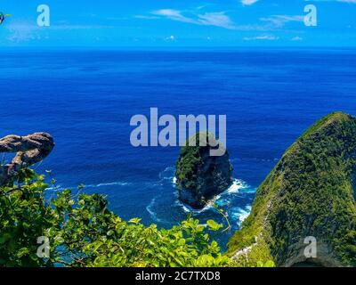 Bella spiaggia di Klingking e rocce sull'isola di Nusa Penida vicino all'isola di Bali in Indonesia, foto di paesaggio di spiaggia di Klingking a nusa Peni Foto Stock